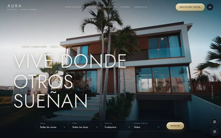 Portada de AURA Estates, con una casa moderna y un buscador por zona y tipo